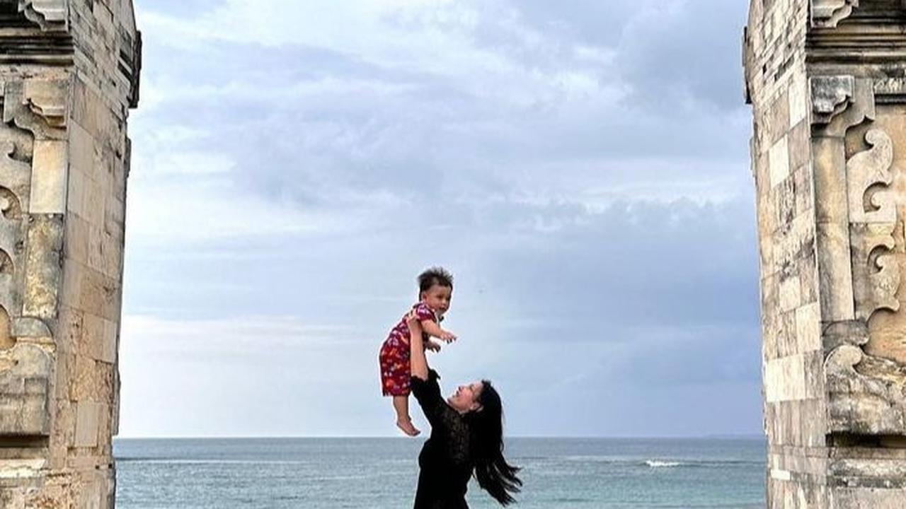 Yasmine Ow sedang Liburan Bareng Sang Buah Hati <br>