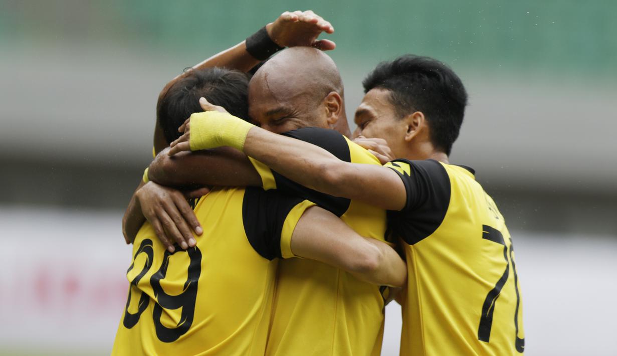 Para pemain Bhayangkara FC merayakan gol yang dicetak oleh Anderson Salles ke gawang Semen Padang pada laga Piala Presiden 2019 di Stadion Patriot, Jawa Barat, Minggu (3/3).  Bhayangkara FC menang 4-2 atas Semen Padang. (Bola.com/M Iqbal Ichsan)