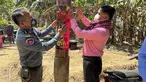 Dalam foto yang dirilis oleh Kementerian Kesehatan Kamboja ini, seorang petugas kesehatan hewan Kamboja, kanan, dan seorang perwira polisi militer memasang poster tentang kesadaran akan ancaman virus H5N1 dengan harapan dapat mengedukasi penduduk desa untuk menjaga kesehatan mereka, di Prey Veng, Kamis (23/2/2023). Seorang anak perempuan berusia 11 tahun di Kamboja meninggal karena flu burung dalam infeksi H5N1 manusia pertama yang diketahui di negara itu sejak 2014, kata pejabat kesehatan. (Cambodia Ministry of Health via AP)