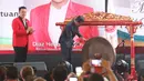 Presiden Joko Widodo (Jokowi) didampingi Ketua umum baru PKPI, Diaz Hendropriyono memukul gong sebagai tanda penutupan kongres luar biasa Partai Keadilan dan Persatuan Indonesia (PKPI) di Jakarta, Senin (14/5). (Liputan6.com/Angga Yuniar)