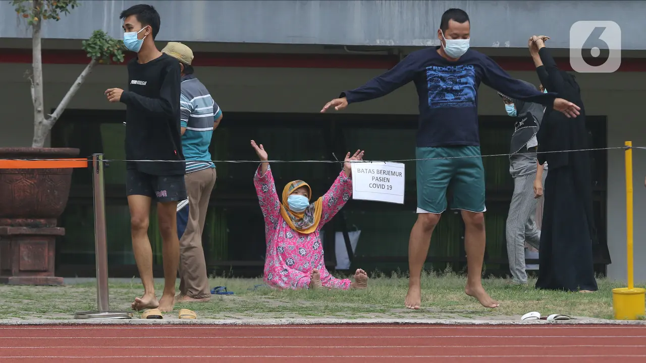 FOTO: Mengintip Pasien OTG COVID-19 Senam di Stadion Patriot Chandrabaga