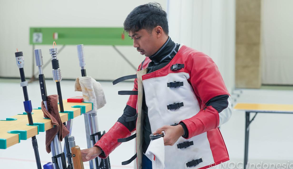 Petembak Indonesia, Muhammad Sejahtera Dwi Putra saat berlomba di nomor perorangan 10 meter running target putra cabang menembak Asian Games Hangzhou 2022 di Fuyang Yinhu Sports Centre, Hangzhou, China, Senin (25/9/2023). (NOC Indonesia)