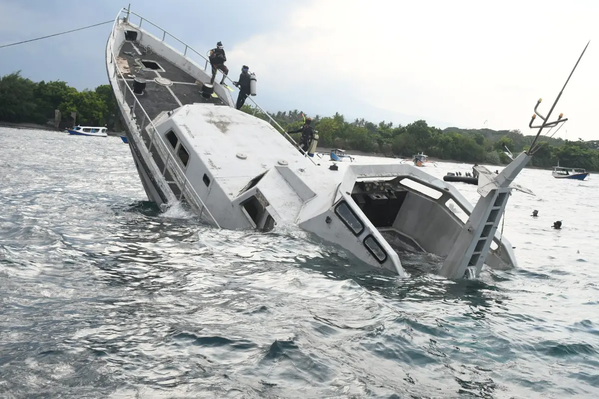 Sejumlah kapal milik TNI AL ditenggalamkan di laut Selat Bali tepatnya di Bansring Underwater Banyuwangi (Istimewa)