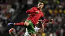 Tak lama berselang Cristiano Ronaldo mempunyai peluang menggandakan keunggulan Portugal. Sayang, tendangan bebasnya masih melambung tipis di atas mistar gawang Serbia yang dikawal Predrag Rajkovic. (AFP/Patricia De Melo Moreira)