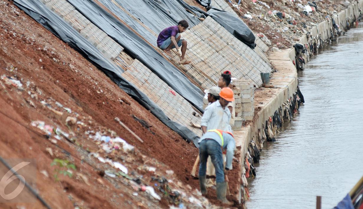 Pekerja melakukan penurapan bibir sungai Ciliwung di kawasan Bukit Duri, Jakarta, Selasa (27/2). Proses normalisasi Sungai Ciliwung kembali dilanjutkan setelah terhenti karena meningginya air akibat curah hujan yang tinggi. (Liputan6.com/Yoppy Renato)