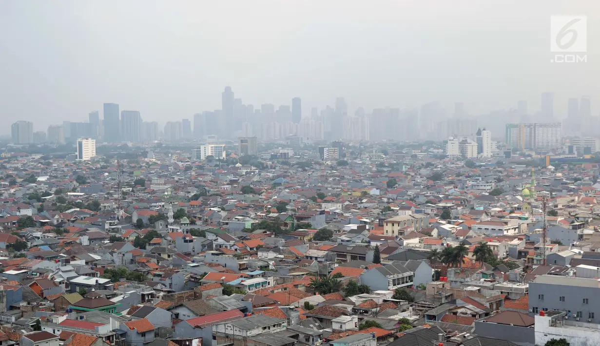 Kondisi langit kota Jakarta dilihat dari lantai 15 Graha BNPB sekitar pukul 13.00 WIB, Kamis (4/7/2019). Menurut paparan AirVisual angka 186 AQI atau Indeks Kualitas Udara berarti setiap orang mungkin mulai mengalami beberapa efek kesehatan. (Liputan6.com/Helmi Fithriansyah)