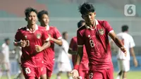 Pemain depan Timnas U-17 Indonesia, Arkhan Kaka Putra (kanan) merayakan gol keduanya ke gawang timnas Uni Emirat Arab pada laga Kualifikasi Grup C Piala Asia U-17 2023 di Stadion Pakansari, Kab. Bogor, Jawa Barat, Rabu (5/10/2022). Laga kedua tim berlangsung sengit dan berakhir untuk keunggulan Timnas U-17 Indonesia dengan skor 3-2. (Liputan6.com/Helmi Fithriansyah)