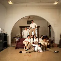 Dalam momen penuh nostalgia ini, kehadiran Prilly Latuconsina justru menjadi warna hangat tersendiri, ia tampil kompak, effortlessly stylish, dan menyatu dengan keluarga sang kekasih. [@prillylatuconsina96].