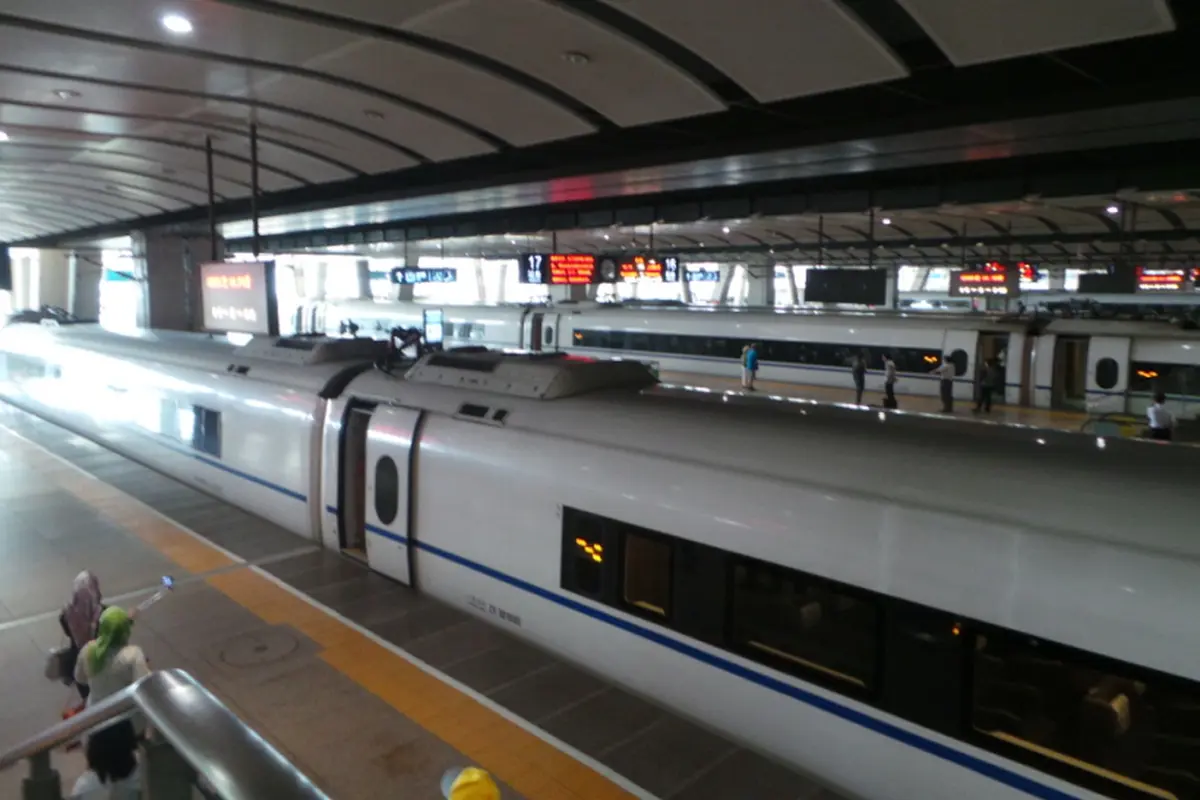 Meneropong Kecanggihan Kereta Super Cepat China. (Foto: Liputan6.com/Ilyas Istianur P)