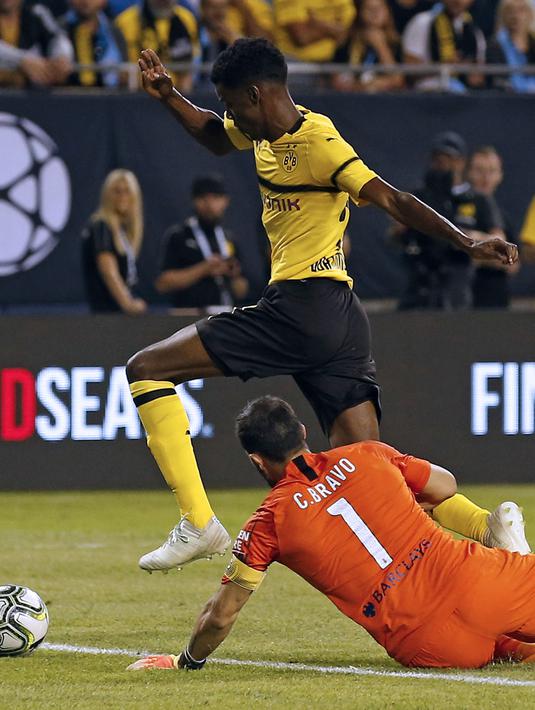 Pemain Borussia Dortmund, Alexander Isak berusaha melewati adangan kiper Manchester City, Claudio Bravo pada laga International Champions Cup 2018 di Soldier Field, Chicago, (20/7/2018), waktu setempat. Drtmund menang 1-0. (AFP/Jim Young)