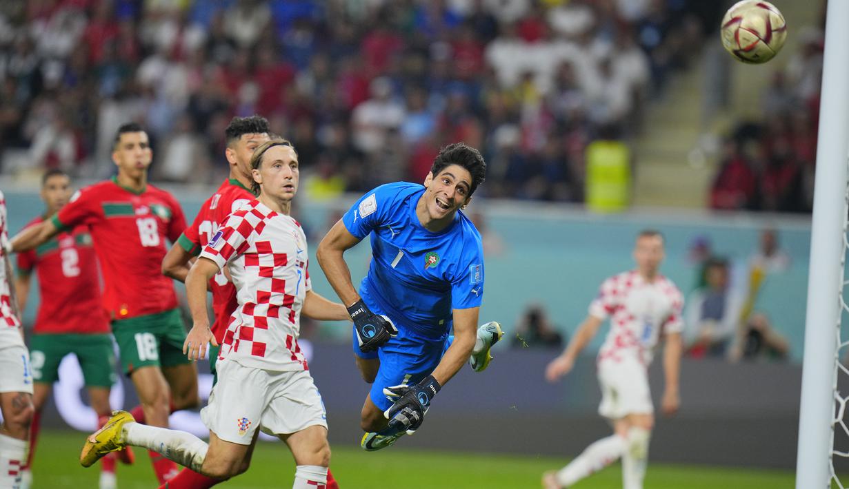 Dalam laga yang digelar di Khalifa International Stadium, gawang Maroko yang dikawal Yassine Bounou dua kali jebol pada menit ke-7 lewat gol Josko Gvardiol dan pada menit ke-42 melalui aksi Mislav Orsic. (AP Photo/Hassan Ammar)