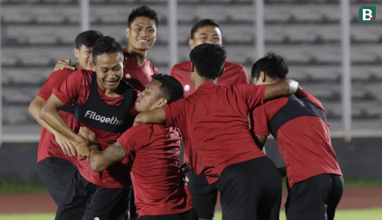 Pemain Timnas Indonesia saat latihan di Stadion Madya, Jakarta, Kamis, (20/2/2020). Para pemain timnas membuka sesi latihan kali ini dengan santai dan ceria. (Bola.com/M Iqbal Ichsan)