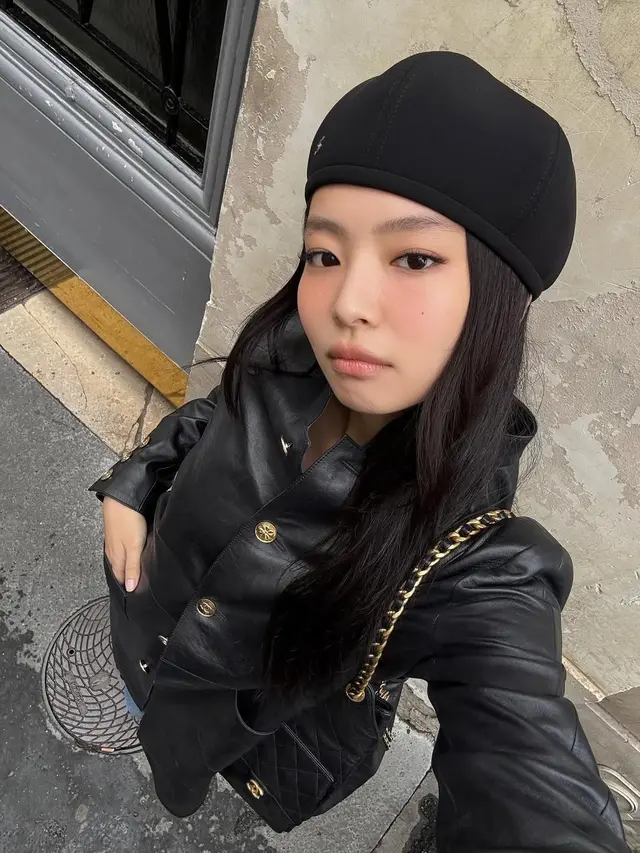 Jennie BLACKPINK Pamerkan Gaya Chanel dengan Pakaian Serba Hitam