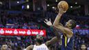 Pebasket Oklahoma City Thunder, Patrick Patterson, menghadang pebasket Utah Jazz, Alec Burks, pada laga NBA di Chesapeake Energy Arena, Rabu (6/12/2017). Thunder menang 100-94 atas Jazz. (AP/Sue Ogrocki)