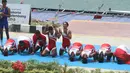 Regu dayung Indonesia bersujud syukur saat merayakan keberhasilan meraih medali emas seusai pertandingan dayung kelas ringan delapan putra Asian Games 2018 di JSC Lake Jakabaring, Palembang, Jumat (24/8). (ANTARA FOTO/INASGOC/Rahmad Suryadi/nym/18)