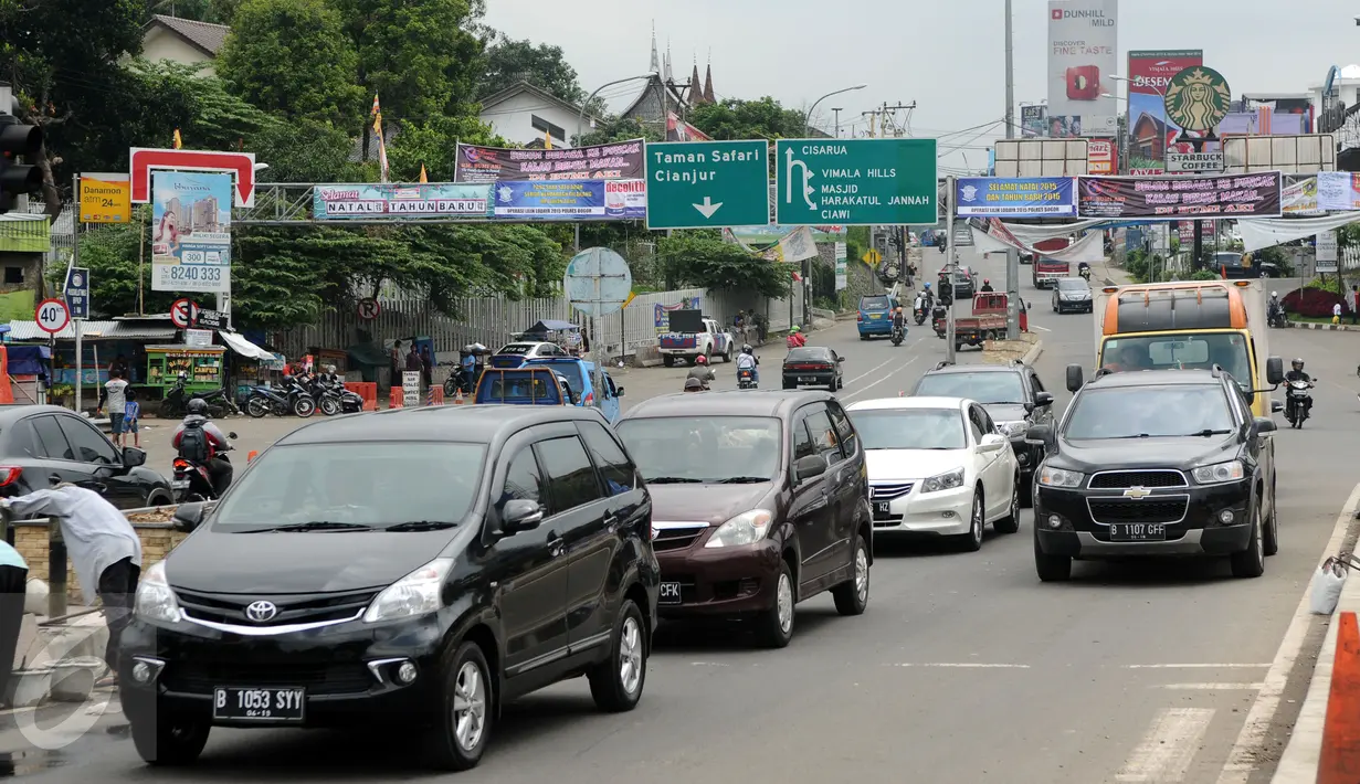 Sejumlah kendaraan mengarah menuju tol Ciawi menuju Jakarta di persimpangan Gadog, Bogor, Kamis (31/12/2015). Diperkirakan arus lalu lintas di Gadog mengalami kepadatan pada malam hari terkait perayaan tahun baru 2016. (Liputan6.com/Helmi Fithriansyah)