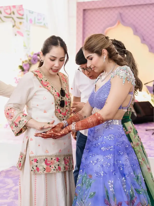 Pesona Elegan Nagita Slavina Hadiri Kondangan Berbalut Kurta dan Lehenga Floral, Terlihat Mewah dengan Tas Branded