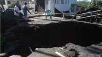 Jalan Gubeng Surabaya Mendadak Amblas