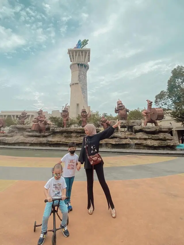 Potret Melody Prima saat Momong Anak