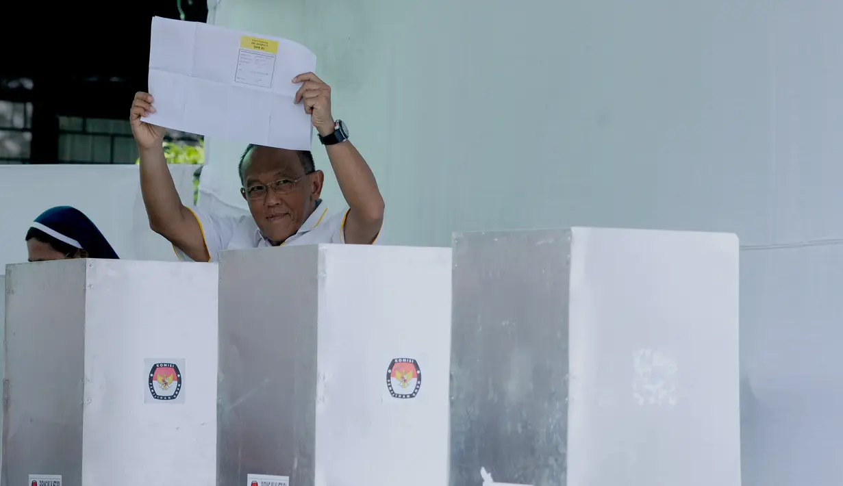 Aburizal Bakrie menunjukkan kertas suara kepada rekan-rekan media di TPS 32 Menteng (Liputan6.com/Andrian M Tunay)