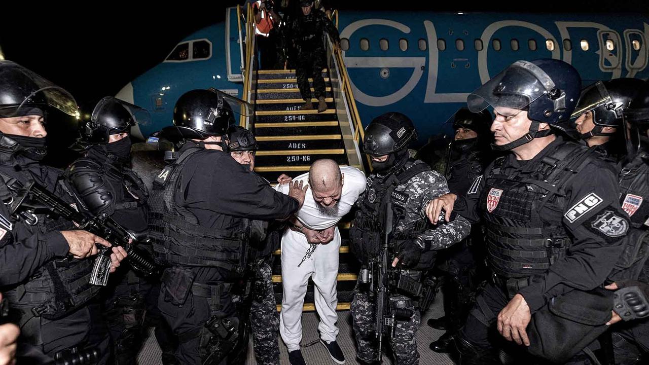 FOTO: Super Ketat Kemanan saat Deportasi 250 Imigran Terduga Anggota Geng Kriminal ke Penjara CECOT El Salvador