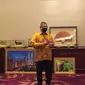 Menlu Dato Saifuddin Abdullah menyerahkan 15 karya seni kepada Wakil Tetap Malaysia untuk ASEAN, Kamsiah Kamaruddin sebagai bentuk pertukaran budaya antar negara Asia Tenggara (Liputan6.com/Teddy Tri Setio Berty)