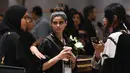 Sejumlah wanita berbincang saat menghadiri upacara pembukaan Arab Fashion Week di hotel Ritz Carlton di Riyadh (10/4). Lebih dari 13 perancang busana ambil bagian dalam acara ini. AFP Photo/Fayez Nureldine)