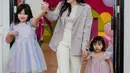 Si bungsu Alana Naira Lawi juga curi perhatian di ulang tahun sang kakak. Alita dan Alana tampil cantik nan lucu dengan dress tile. Sementara Alice Norin tampil simpel namun tetap terlihat elegan dengan padu padan blazer abu-abu dan celana warna putih. Rambut yang dibiarkan digerai membuat pesona artis berusia 37 tahun ini semakin memancarkan pesonanya. (Liputan6.com/IG/@alicenorin)
