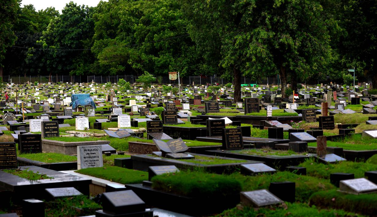 Suasana salah satu Tempat Pemakaman Umum (TPU) yang ada di Jakarta pada Rabu (5/11/2025). Sementara, di Jakarta Utara, dari 10 TPU yang ada, delapan sudah penuh, satu masih tersedia, dan satu belum siap pakai. (Kapanlagi.com/Budy Santoso)