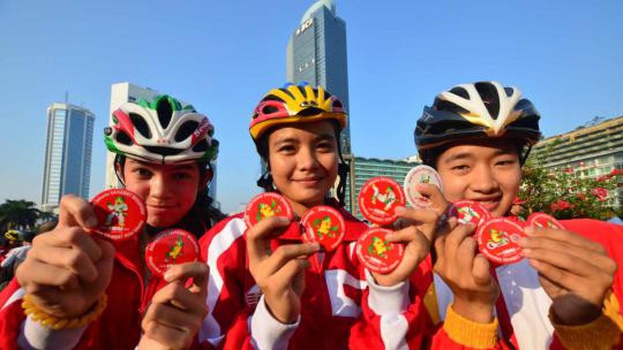 Atlet Jakarta bagikan pin dan topi PON 