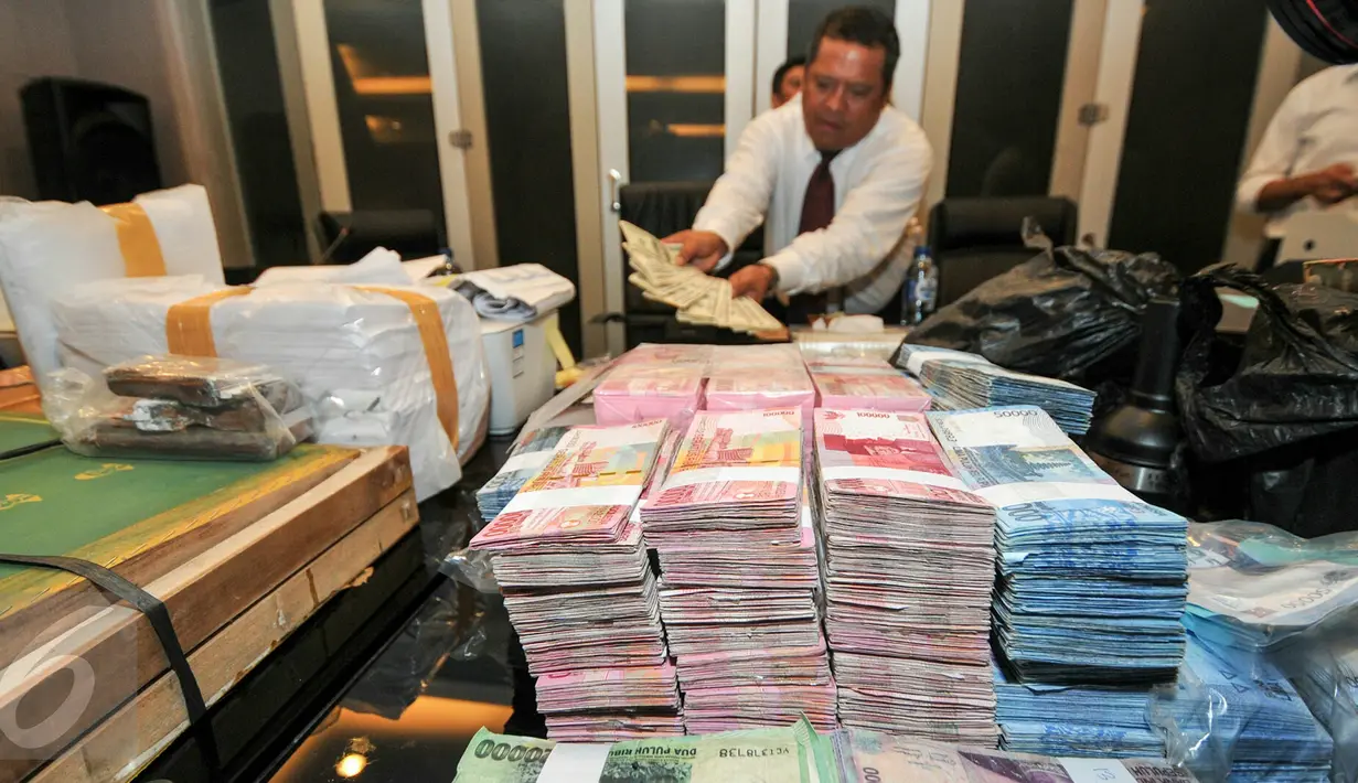 Bareskrim Polri merilis uang palsu yang didapat dari berbagai daerah sepanjang November 2015, Jakarta, Senin (7/12/2015). Ratusan lembar uang palsu tersebut diduga akan disebar dalam pilkada serentak (Liputan6.com/Yoppy Renato)