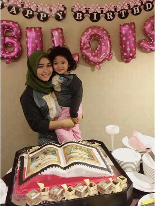 "Teharu melihat air mata keluarga ayu..hbd ya bilqis..." tulis ity_ukiti31. "Terharu bgt 😭😭😭 semoga mnjang umur ya buat bilqis sehat selalu ya sayank..." tulis qikye_myutez. (Instagram/ayutingting92)