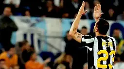 Winger Juventus Simone Pepe berselebrasi usai mencetak gol tunggal kemenangan atas Lazio pada lanjutan Serie A di Stadio Olimpico, Roma, 2 Mei 2011.AFP PHOTO/TIZIANA FABI
