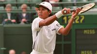 Yayuk Bazuki dari Indonesia bersiap mengembalikan bola dari Ceko Jana Novotna selama pertandingan perempat final wanita di Wimbledon Championships, 2 Juli 1996. (JACQUES DEMARTHON/AFP)