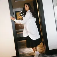 "Mungkin karena udah umur segini juga ada harapan untuk mungkin berkeluarga nantinya. Cuma aku nggak mau terlalu terburu-buru juga sih, aku tetap go let it flow aja sampai benar-benar dapet waktu yang tepat dari Tuhan," kata Jessica Mila, Sabtu (12/6/2021). (Instagram/jscmila)