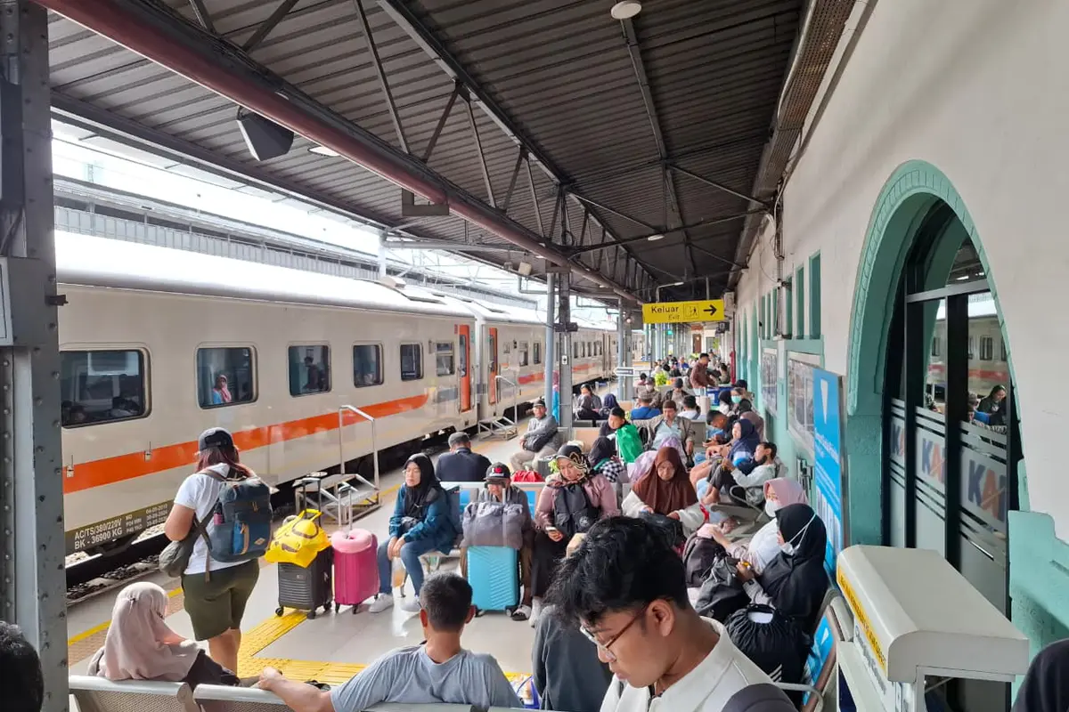 Pada masa Nataru, KAI menghadirkan diskon tarif 30 persen untuk kereta ekonomi komersial yang berlaku pada 22 Desember 2025 hingga 10 Januari 2026.  (Dok KAI)