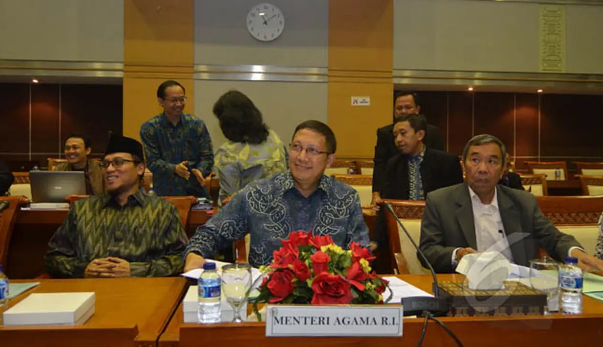 Menteri Agama Lukman Hakim (tengah) bersama Sekjen Kemenag Nur Syam (kanan) dan Inspektur Jenderal Kemenag M. Jasin (kiri) mengikuti rapat kerja dengan Komisi VIII DPR RI di Kompleks Parlemen Senayan, Jakarta, Rabu (11/2). (Liputan6.com/Andrian M Tunay)