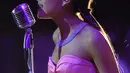 Aksi Ariana Grande di atas panggung saat membawakan lagu pada album terbaru "Dangerous Woman" saat MTV Movie Awards 2016 di Warner Bros Studios, California, USA (10/4). Ariana tampil seperti layaknya penyayi Marilyn Monroe. (AFP/Alberto E. Rodriguez)