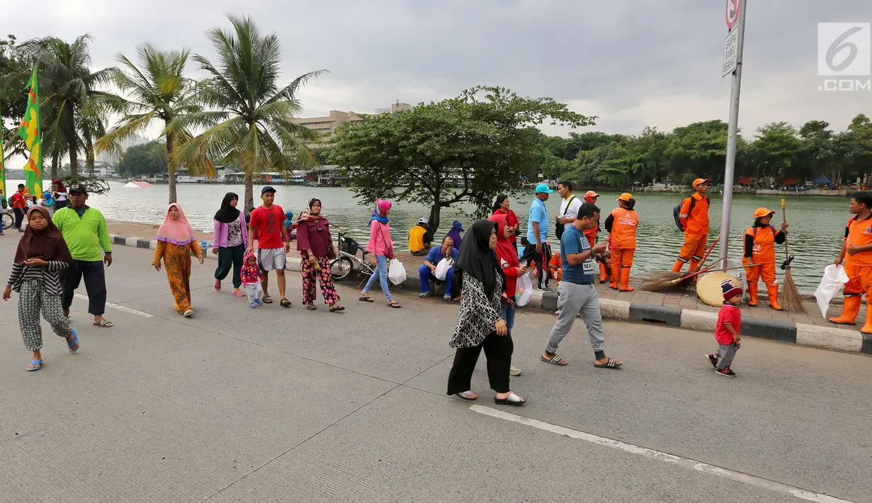 Warga berjalan meluangkan waktu libur saat Car Free Day di Danau Sunter, Jakarta Utara, Minggu (28/1). (Liputan6.com/Fery Pradolo)
