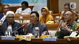 Kepala Badan Tenaga Nuklir Nasional (Batan), Anhar Riza Antariksawan dan Kepala Badan Pengawasan Tenaga Nuklir (Bapeten), Jazi Eko Istiyanto (kanan) memberikan paparan saat Rapat Dengar Pendapat dengan Komisi VII DPR di Kompleks Parlemen Jakarta, Kamis (20/2/2020). (Liputan6.com/Johan Tallo)