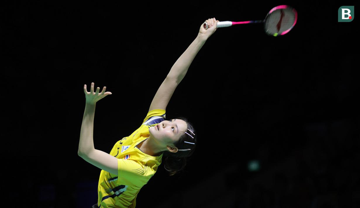 Pebulu tangkis tunggal putri Thailand, Pitchamon Opatniput berusaha menjangkau kok dalam laga final Indonesia Masters 2026 melawan wakil China, Chen Yu Fei yang berlangsung di Istora, Senayan, Jakarta, Minggu (25/01/2026). (Bola.com/Bagaskara Lazuardi)