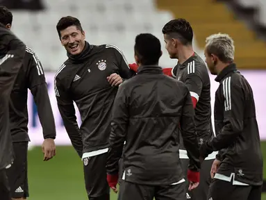 Penyerang Bayern Munchen, Robert Lewandowski (tengah) melakukan pemanasan saat sesi latihan di Stadion Vodafone Park di Istanbul (13/3). Munchen akan bertanding melawan Besiktas pada leg kedua babak 16 besar Liga Champions. (AFP Photo/Ozan Kose)