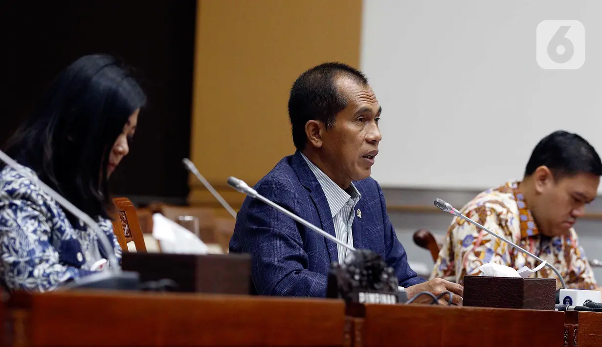 Wakil Ketua Komisi I DPR Abdul Kharis Almasyhari saat konferensi pers mengenai permasalahan Israel di Kompleks Parlemen, Jakarta, Selasa (30/6/2020). Komisi I menyampaikan sikapnya terkait rencana aneksasi Israel terhadap wilayah Tepi Barat, Palestina mulai 1 Juli 2020. (Liputan6.com/Johan Tallo)