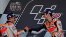 Pembalap Repsol Honda, Dani Pedrosa (kanan) dan Marc Marquez berada di atas podium MotoGP Spanyol di Sirkuit Jerez, Minggu (7/5). Dani Pedrosa memenangi balapan MotoGP Spanyol diikuti rekan setimnya Marc Marquez di tempat kedua (AP Photo/Miguel Morenatti)