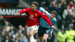 Debutnya di Derby Manchester terjadi saat Manchester United menang 3-1 atas tamunya Manchester City di pekan ke-16 Liga Inggris musim 2003/2004, 13 Desember 2003. Cristiano Ronaldo sendiri masuk sebagai pemain pengganti dan bermain selama 16 menit. (AFP/Steve Parkin)