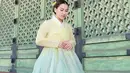 <p>Libur lebaran di Korea Selatan, Ayu Ting Ting turut mengunjungi istana Gyeongbok yang ikonik sambil mengenakan hanbok ombre yang menawan. [Foto: IG/ayutingting92].</p>