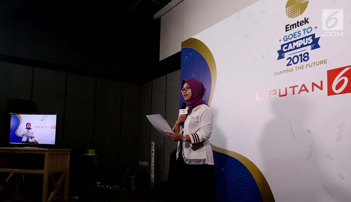 Peserta mengikuti Kompetisi News Presenter dalam rangkaian Emtek Goes To Campus (EGTC) di Universitas Muhammadyah Malang, Selasa (25/9).(Liputan6.com/JohanTallo)