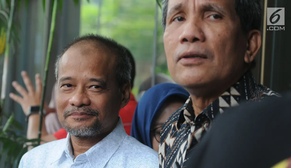 Ketua Pansus Hak Angket DPRD Sulawesi Selatan Kadir Halid (kiri) dan Deputi Pencegahan KPK Pahala Nainggolan usai menggelar pertemuan di Gedung KPK, Jakarta, Kamis (8/8/2019). Kadir berkonsultasi dengan KPK terkait pengangkatan dan pelantikan 193 pejabat Sulawesi Selatan. (merdeka.com/Dwi Narwoko)