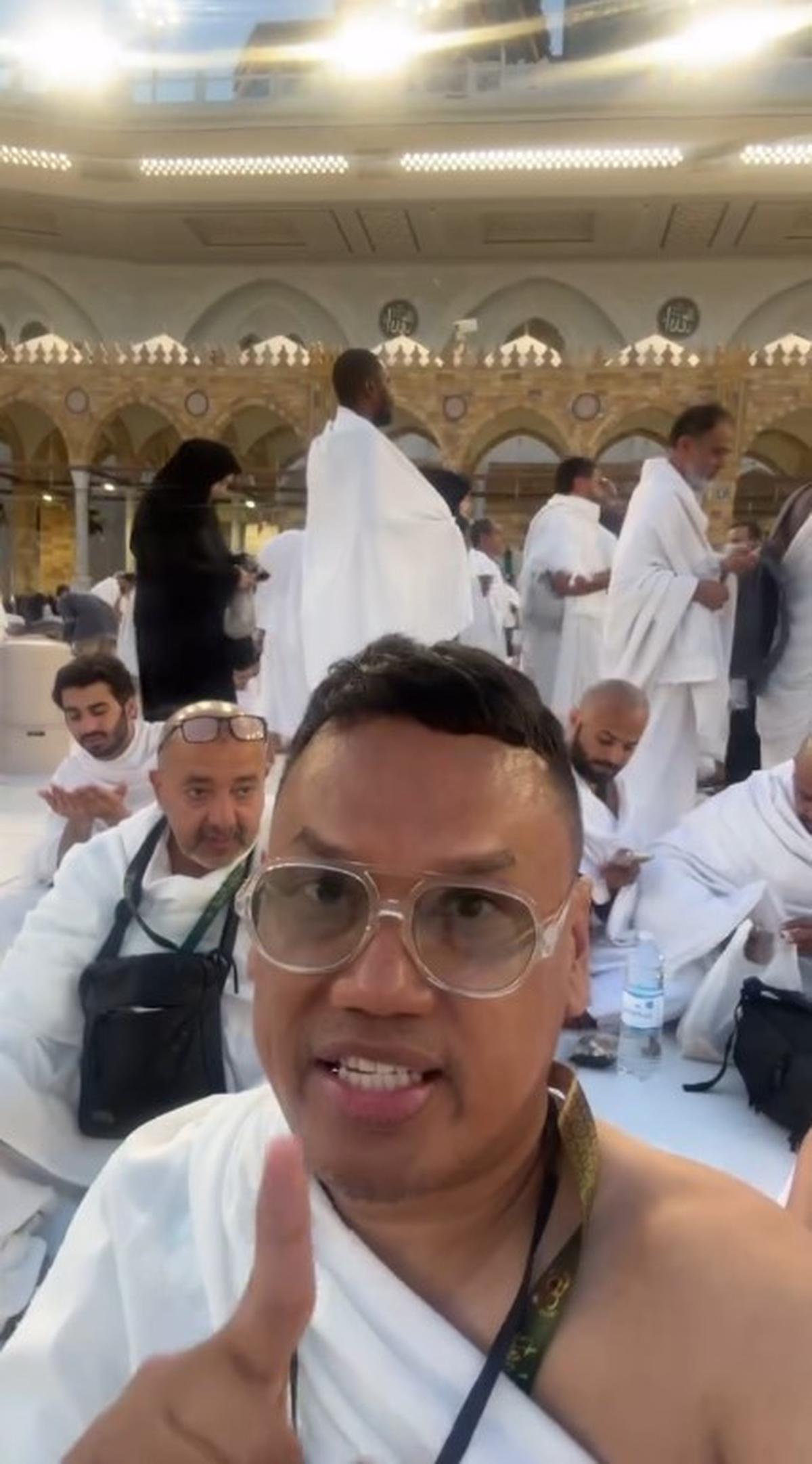 Umrah di Bulan Ramadan, Uya Kuya Perlihatkan Suasana Menunggu Buka Puasa di Depan Ka'bah