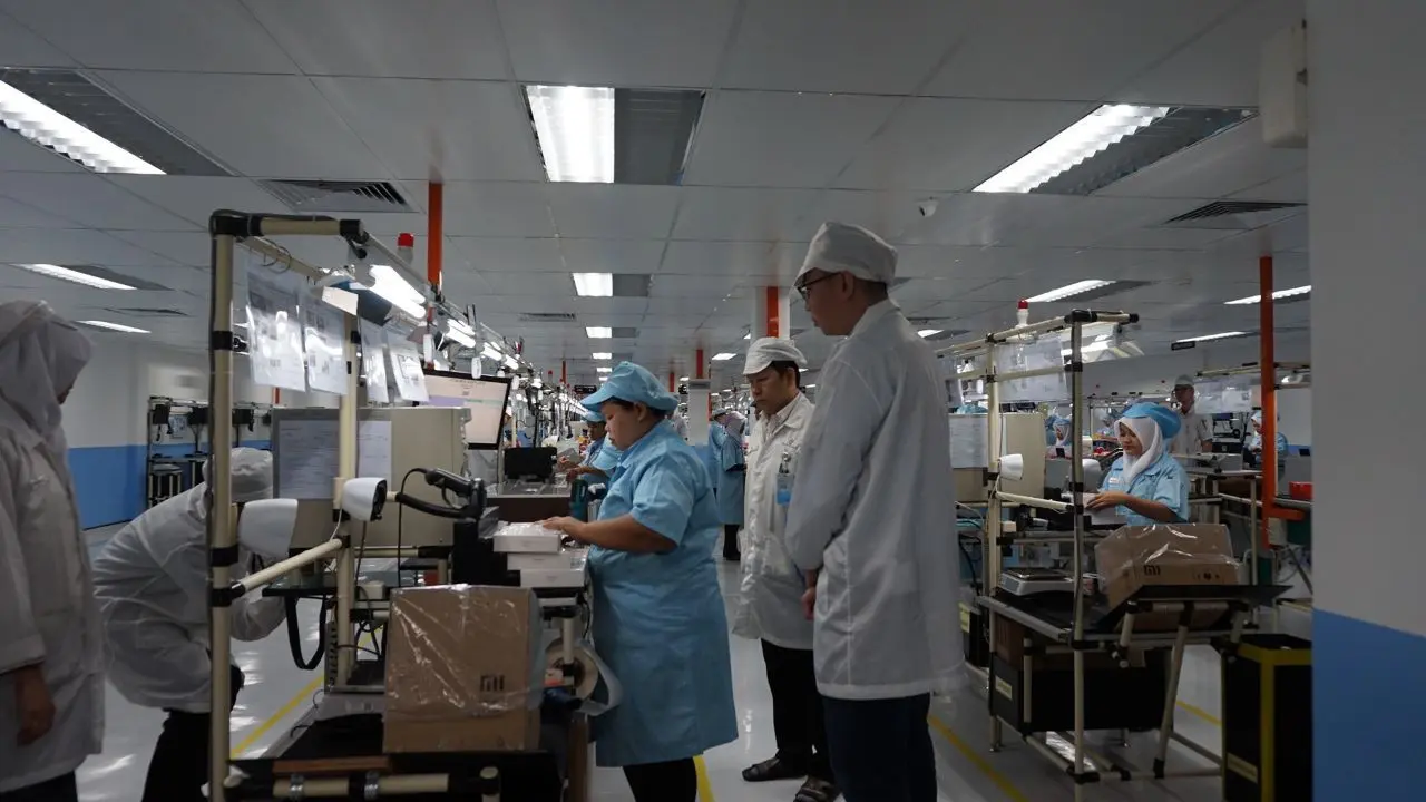Managing Director Xiaomi Indonesia Steven Shi melihat proses pengepakan smartphone Xiaomi